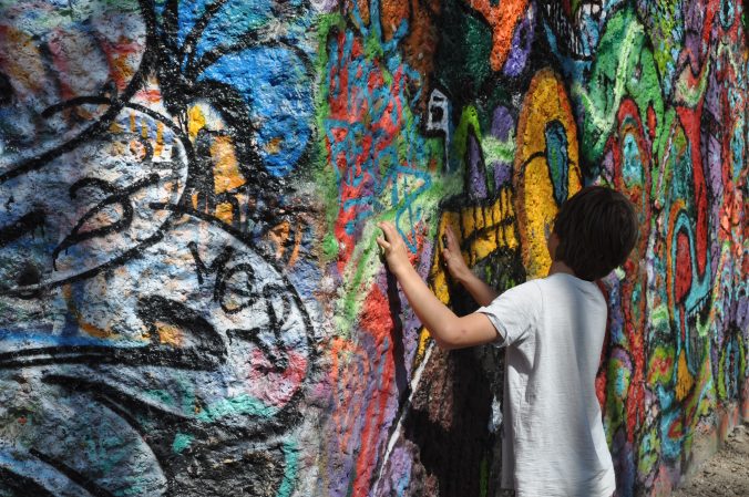 Was ist Kunst? Kind bouldert an Graffity-Wand