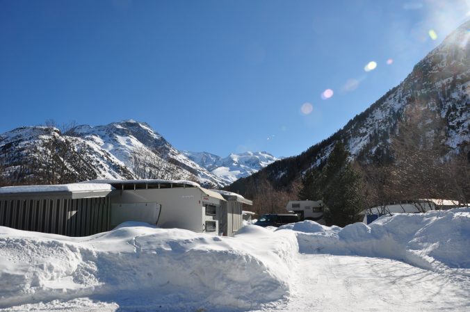 Wintercamping in der Schweiz: Eingeschneiter Wintercamper vor Morteratsch Gletscher