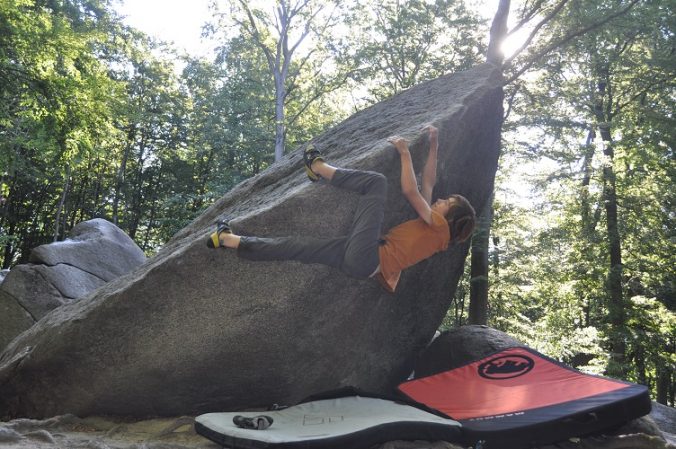 Junge bouldert an Kanten im Odenwälder Felsenmeer