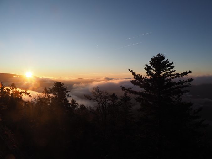 Sonnenaufgang über Neben auf dem kleinen Riedlstein - Symbolbild für Sinnlosigkeit